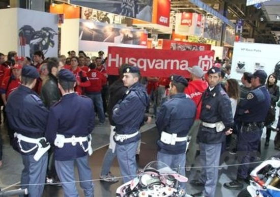 Protesta degli ex-dipendenti Husqvarna a EICMA 2013