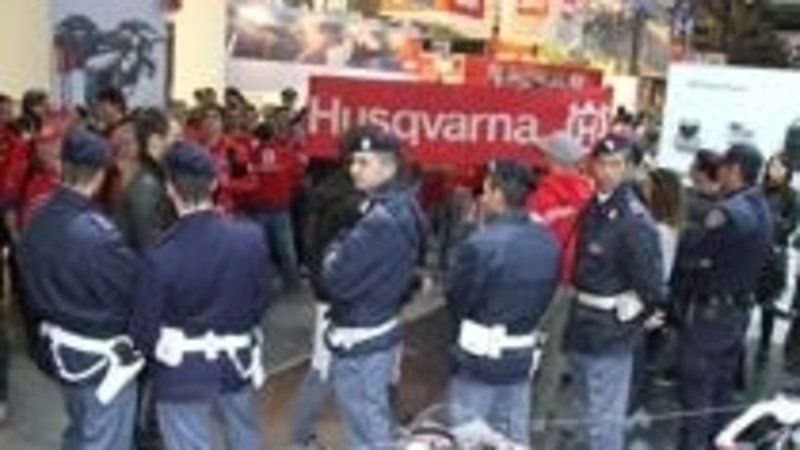 Protesta degli ex-dipendenti Husqvarna a EICMA 2013