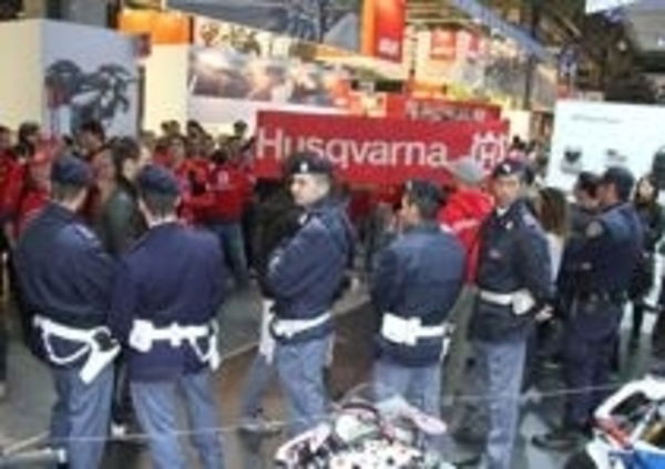 Protesta degli ex-dipendenti Husqvarna a EICMA 2013