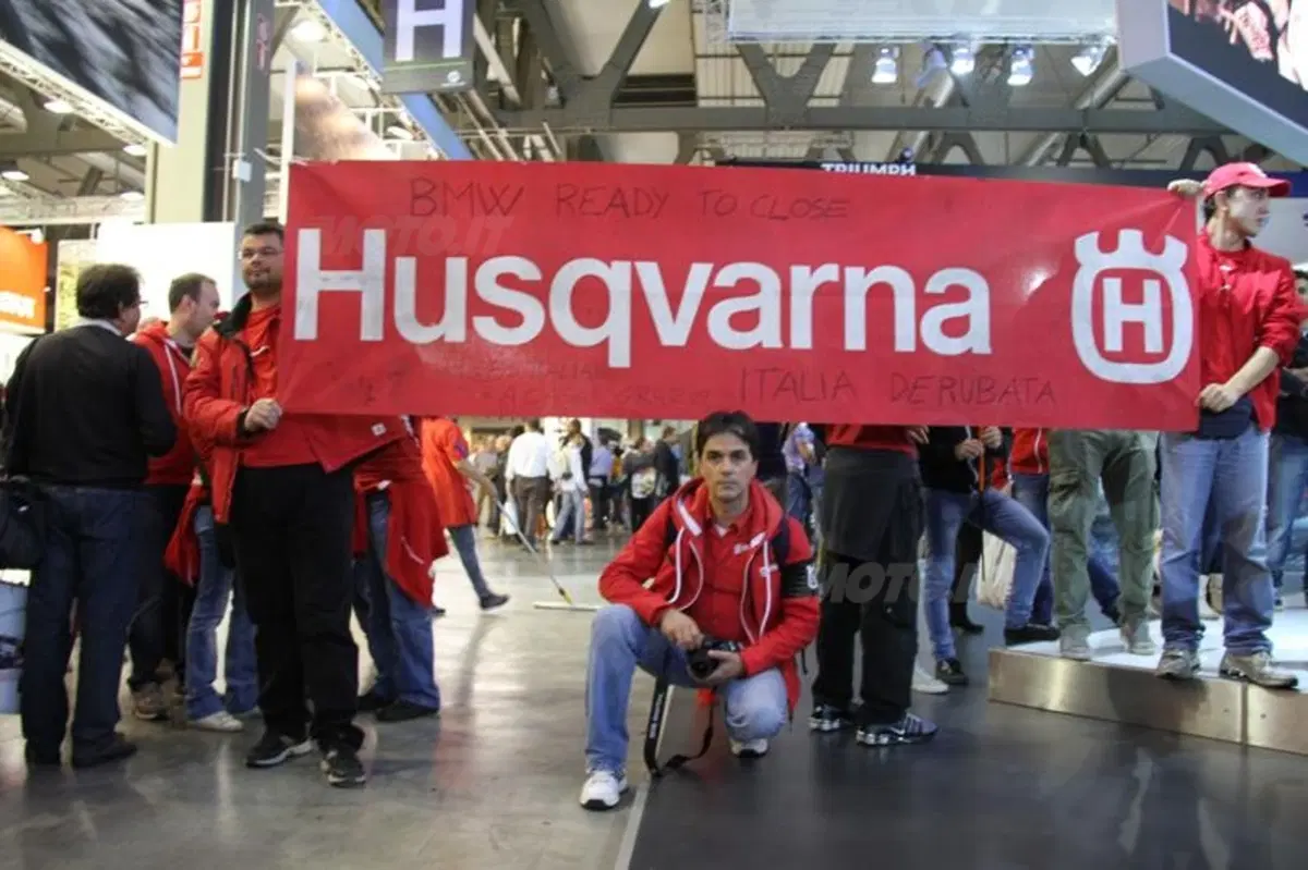 Protesta degli ex-dipendenti Husqvarna a EICMA 2013