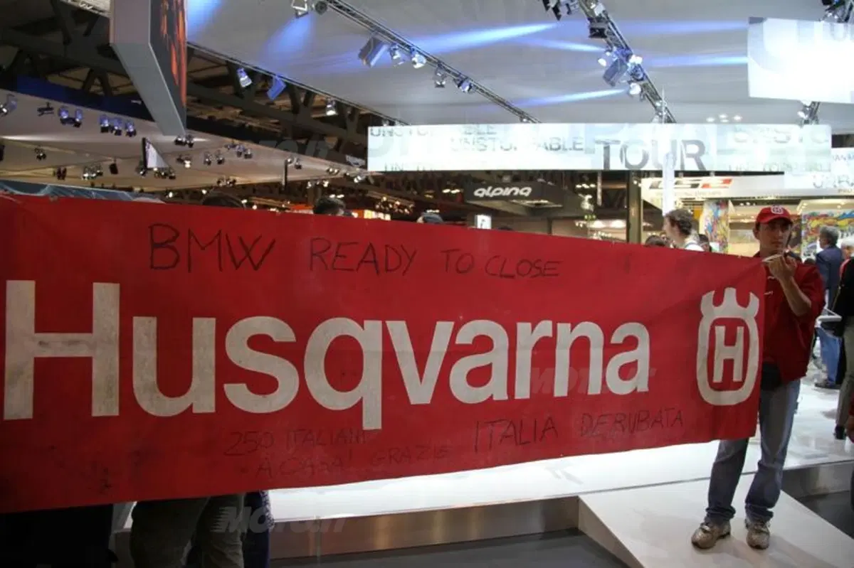 Protesta degli ex-dipendenti Husqvarna a EICMA 2013 (3)