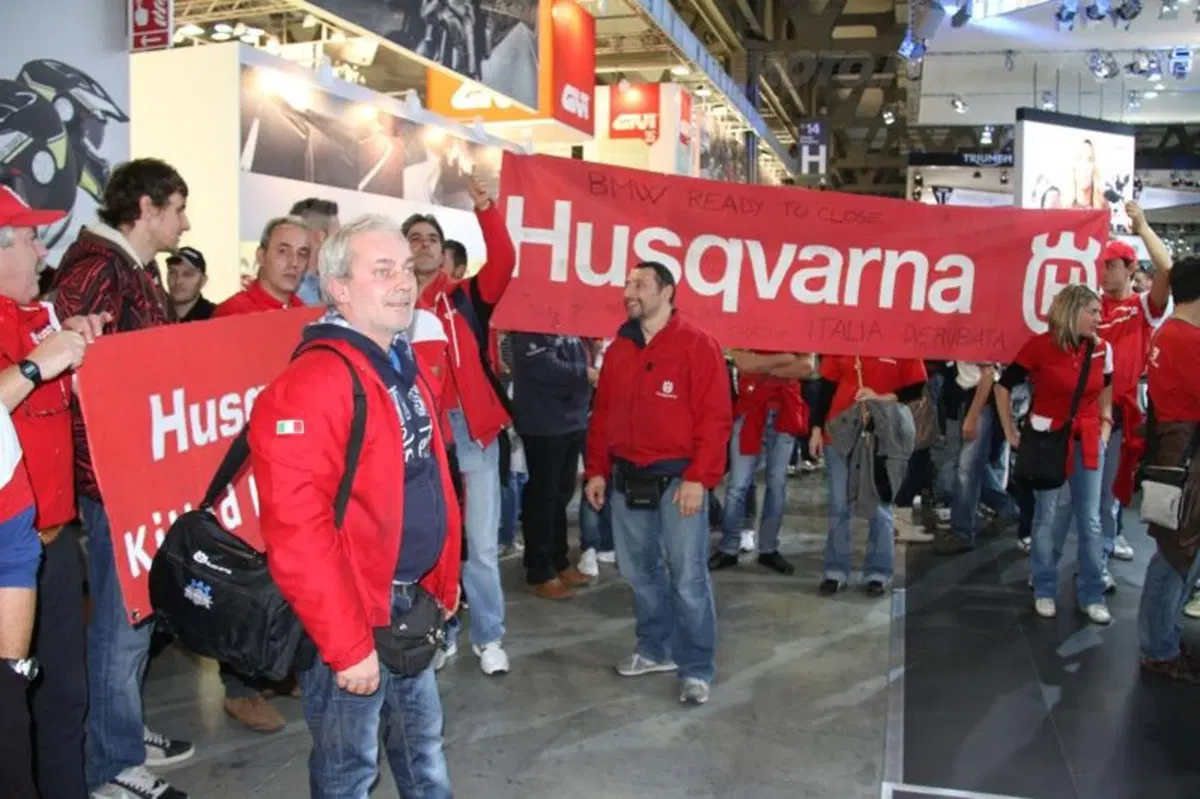 Protesta degli ex-dipendenti Husqvarna a EICMA 2013 (4)
