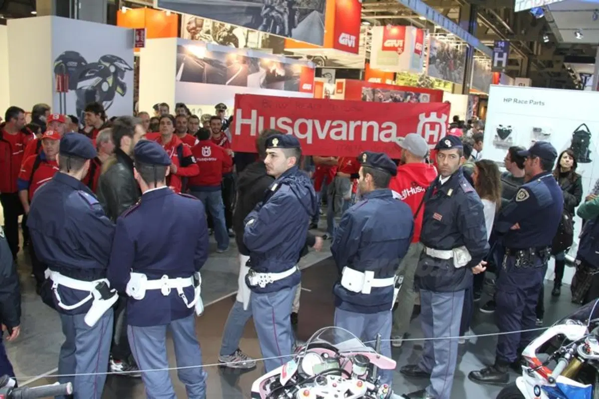 Protesta degli ex-dipendenti Husqvarna a EICMA 2013 (5)
