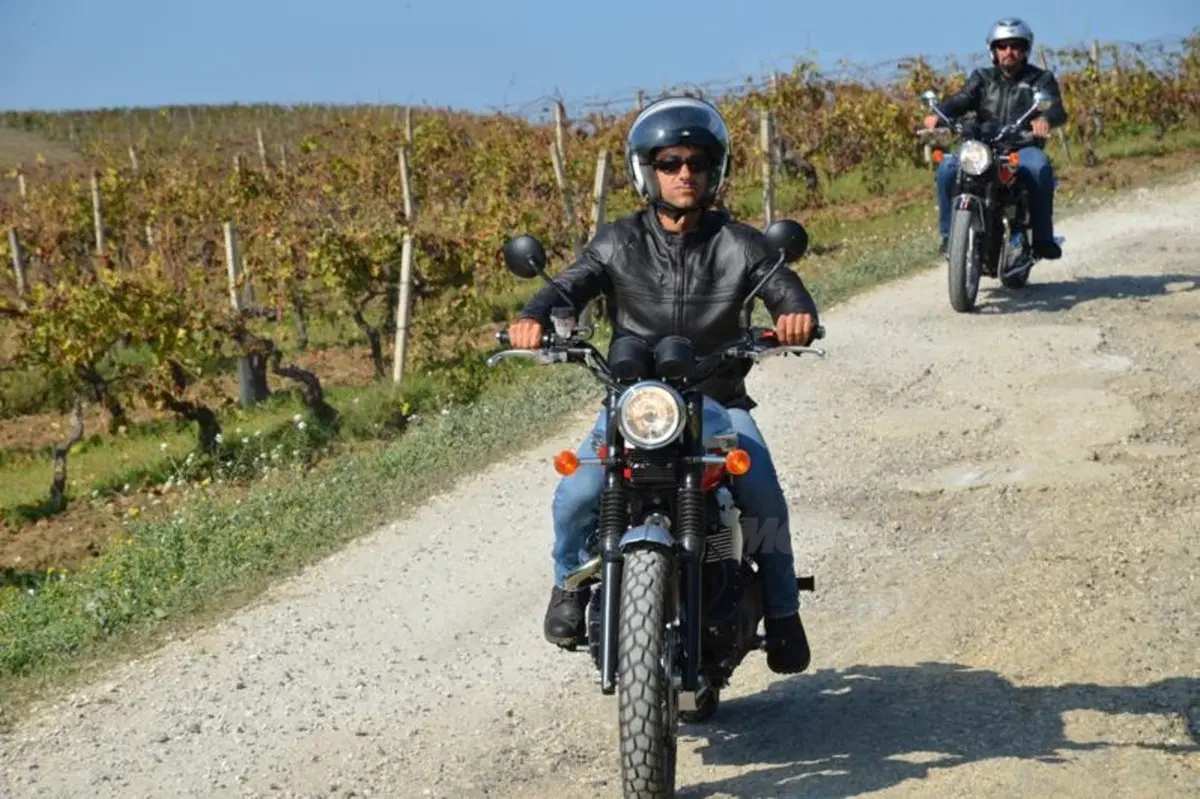 Vendemmia in Sicilia nelle tenute Tasca d'Almerita. Un sogno da Gattopardo... ma in moto!
