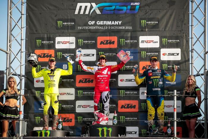 Nicholas Lapucci (1°) ed Andrea Bonacorsi (3°) sul podio EMX250 (Ph. MXGP)