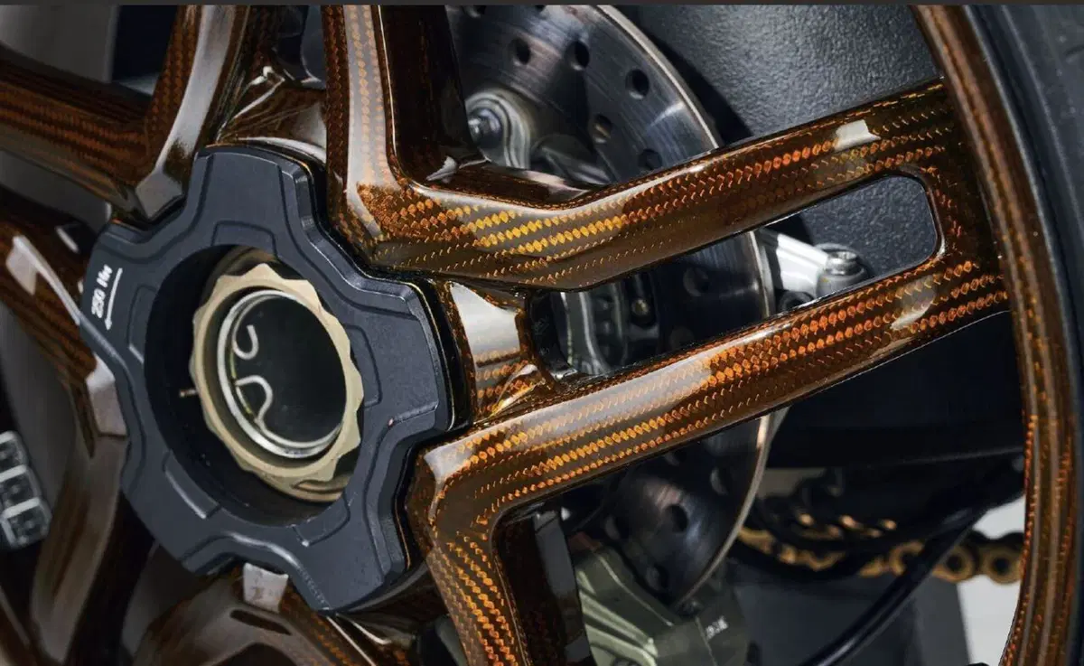 MV Agusta Brutale 1000 Nurburgring 2022. In serie limitata (16)