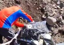 Accanirsi con la BMW GS: prima l’enduro estremo poi il colpo di grazia [VIDEO VIRALE]