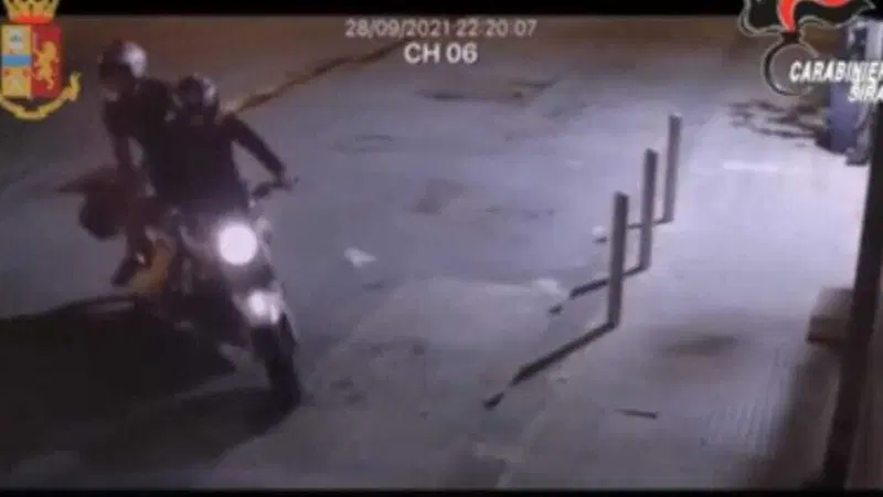Siracusa: utilizzavano una moto rubata come "ariete" per le rapine