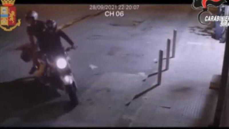Siracusa: utilizzavano una moto rubata come &quot;ariete&quot; per le rapine