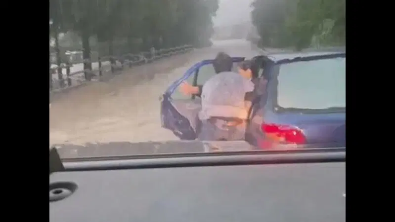 Vanni Oddera salva una automobilista travolta dall'alluvione