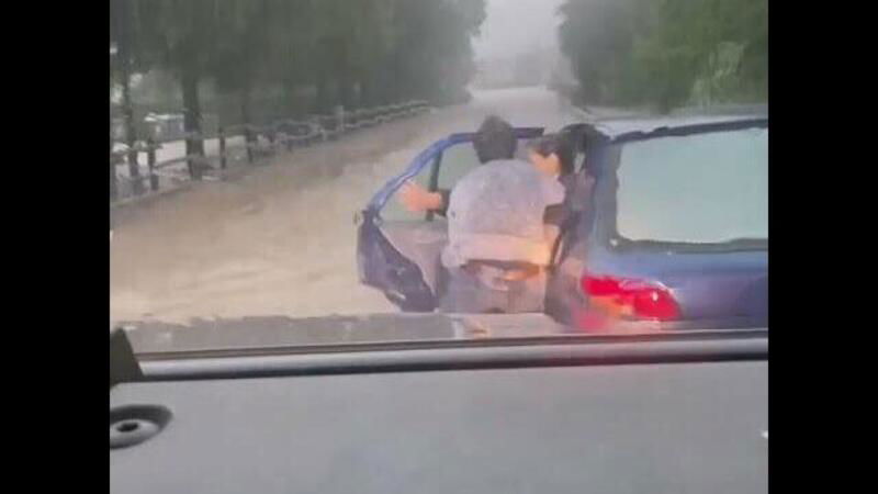 Vanni Oddera salva una automobilista travolta dall&#039;alluvione