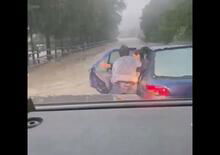 Vanni Oddera salva una automobilista travolta dall'alluvione
