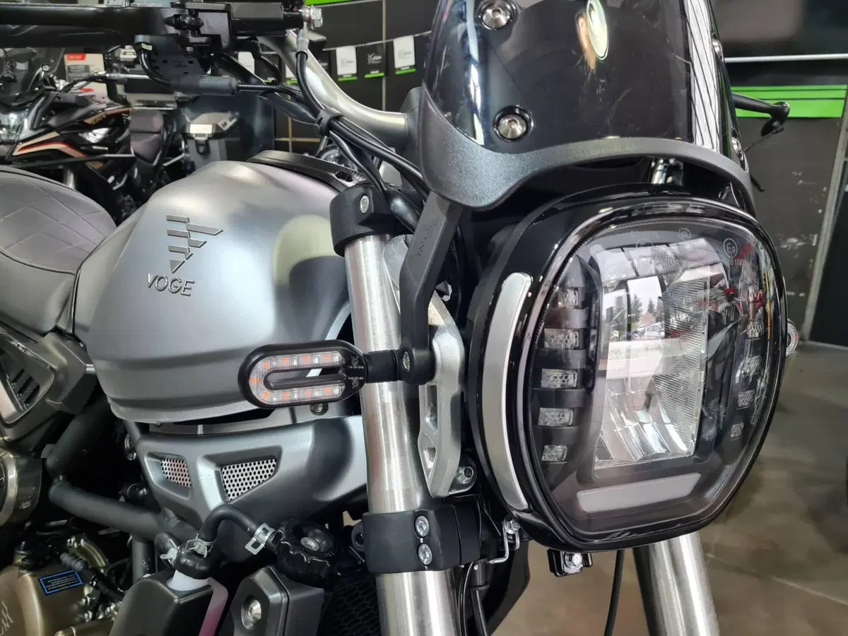 Voge Trofeo 300AC (2021 - 26) (2)