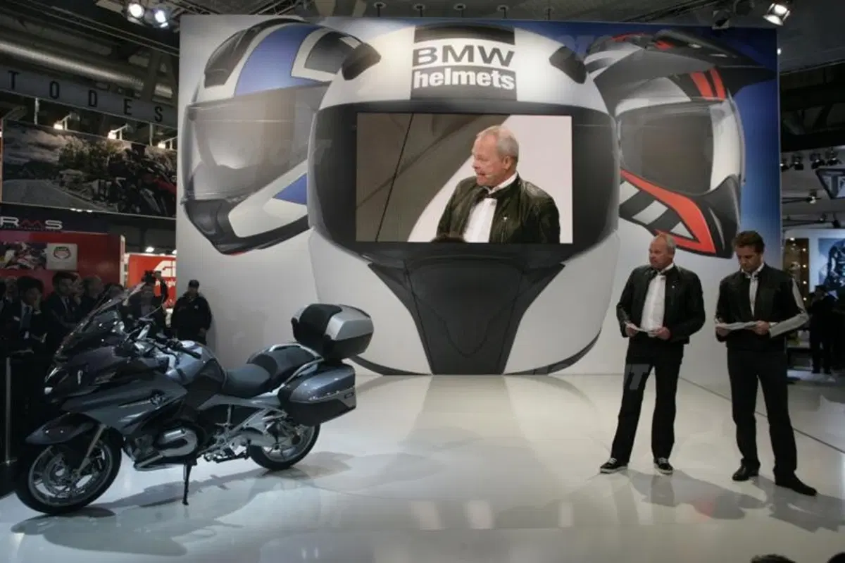 Il video della nuova BMW R1200RT spinta dal boxer raffreddato a liquido