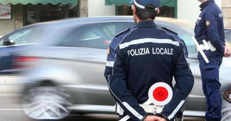 Aulla (MS): copriva la targa della moto per evitare le multe, denunciato e patente sospesa