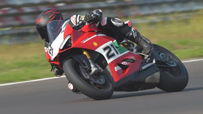 Ducati Panigale V2 Bayliss TEST. Replica d'autore