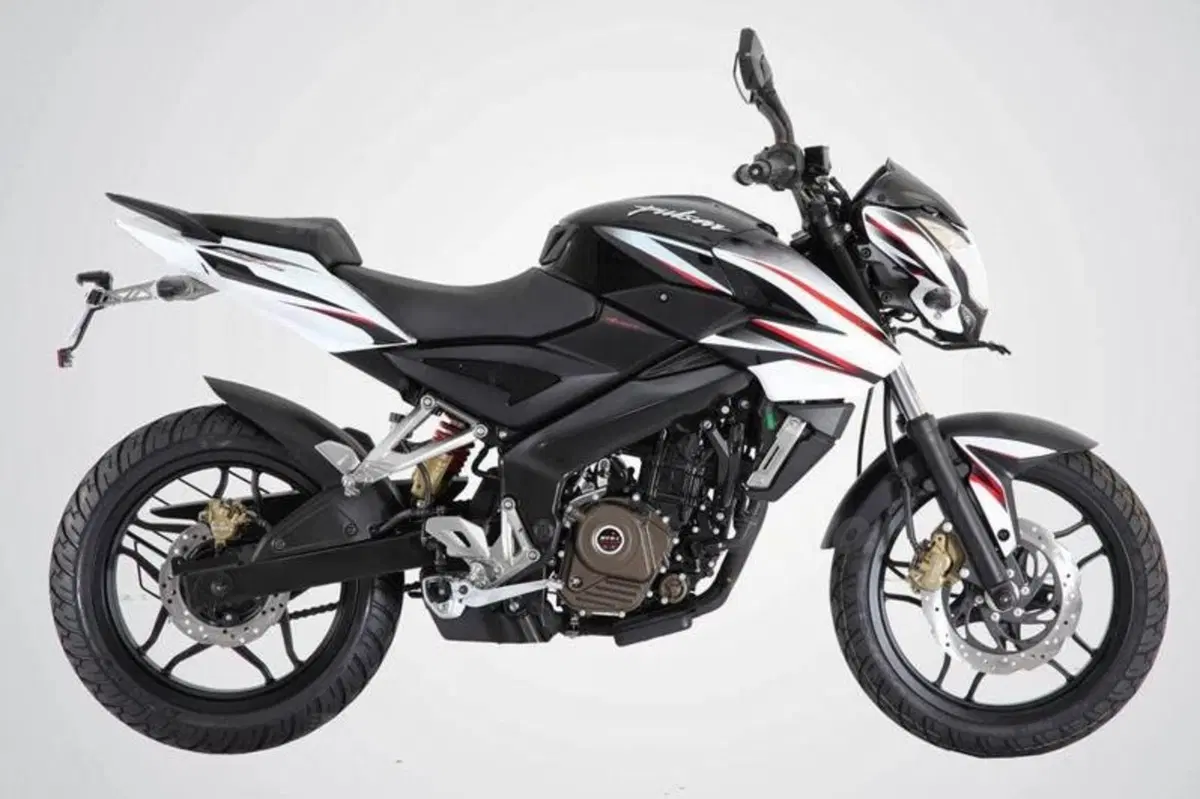 Nuovo modello (in India) per la Bajaj Pulsar 200. Andrebbe bene anche da noi? (2)