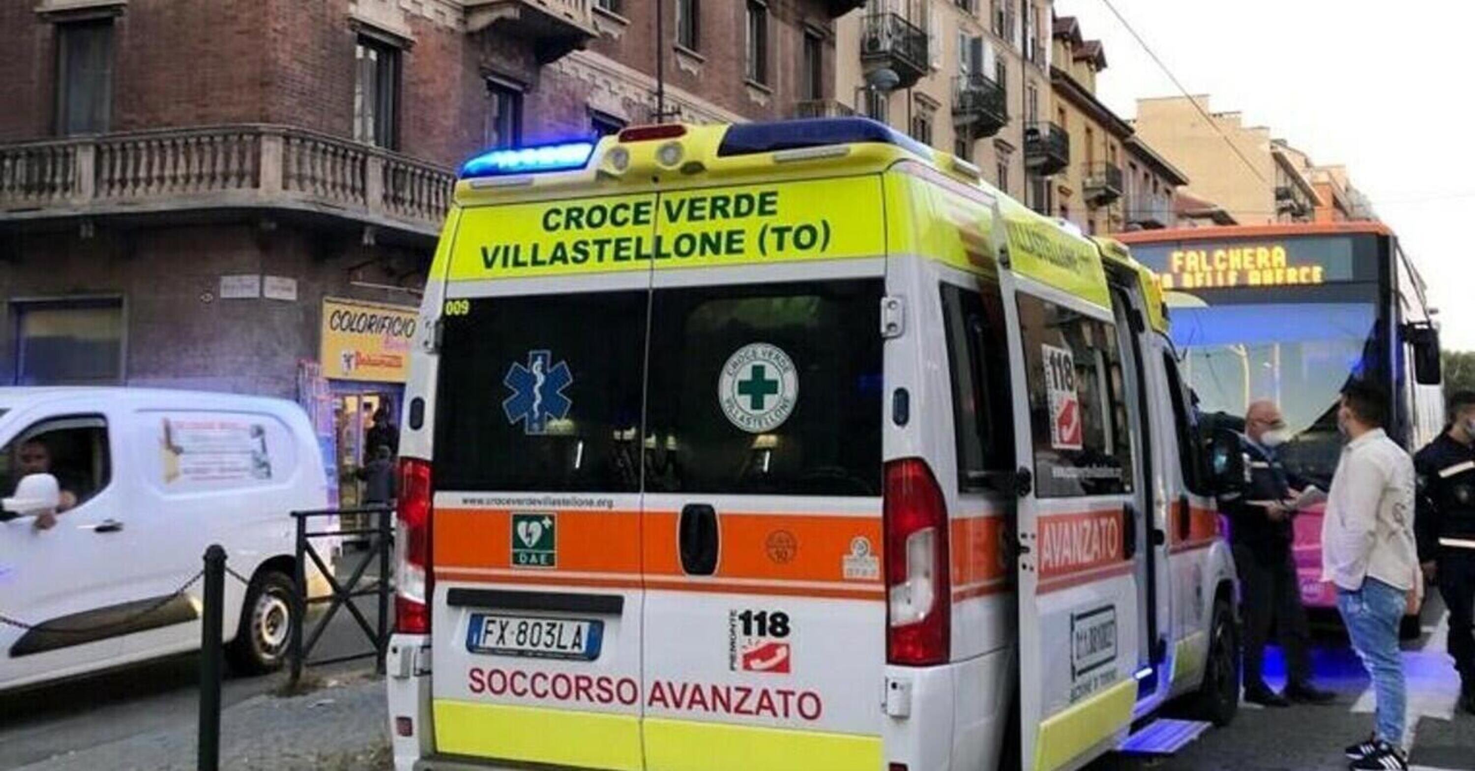 Torino: monopattino elettrico taglia la strada a un bus, quindici feriti