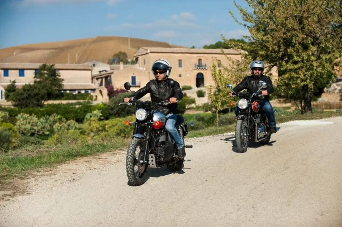 In viaggio con le Triumph T100 e Scrambler