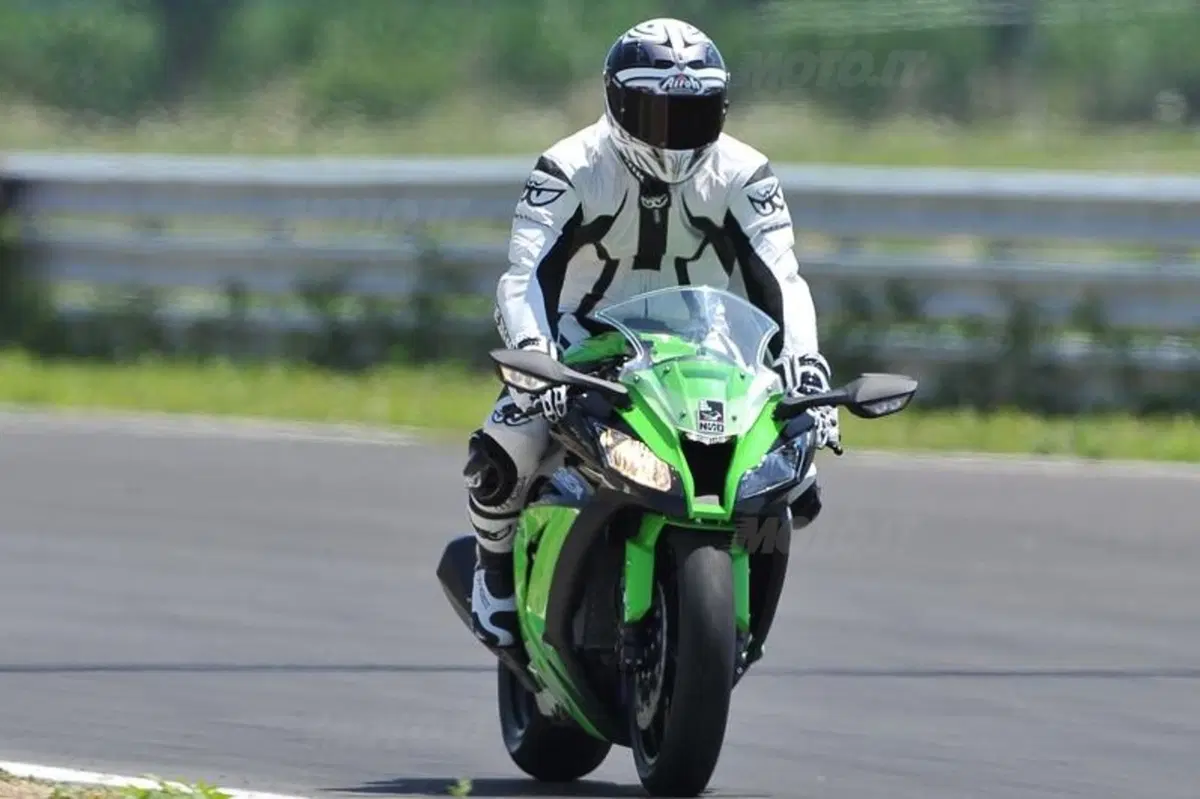 I segreti della guida in pista/5. La postura giusta in frenata e in curva