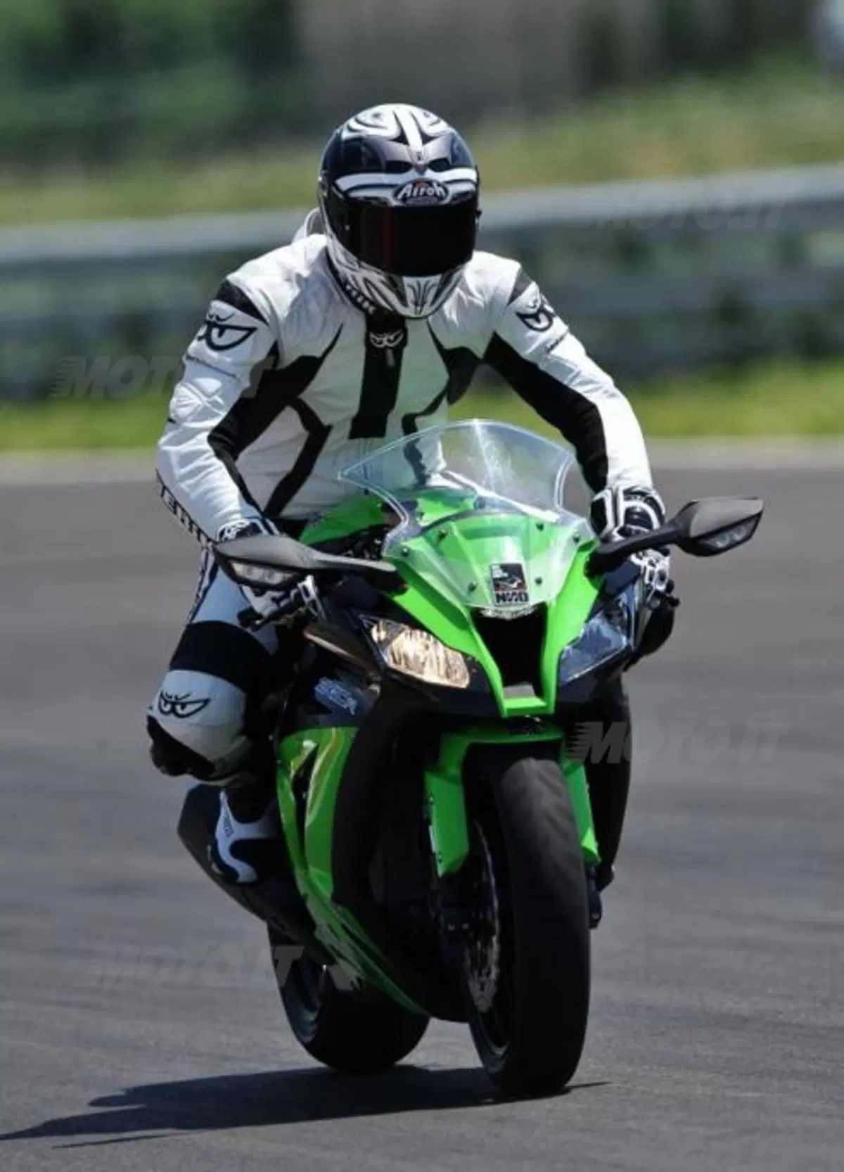 I segreti della guida in pista/5. La postura giusta in frenata e in curva (2)