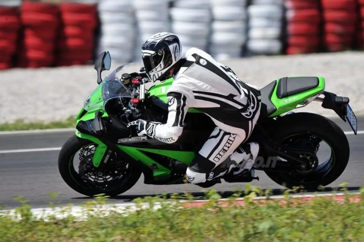 I segreti della guida in pista/5. La postura giusta in frenata e in curva (5)