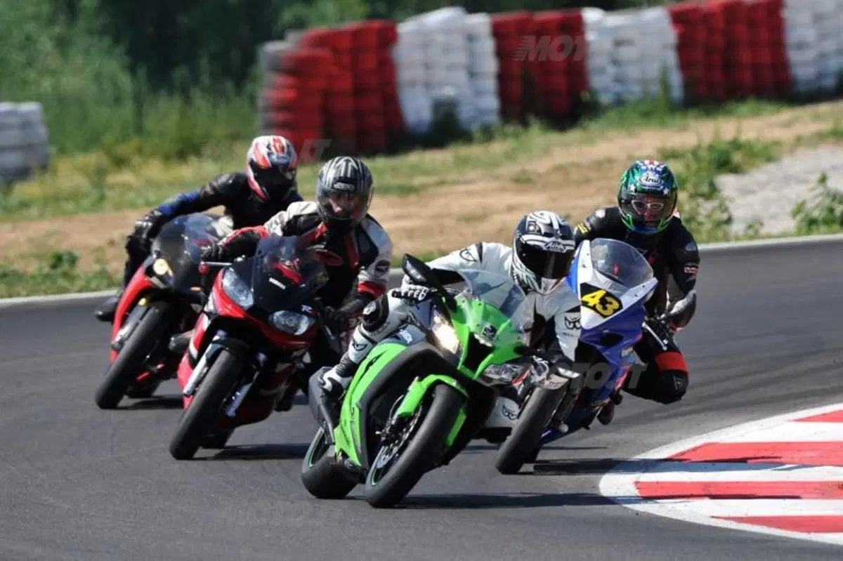 I segreti della guida in pista/5. La postura giusta in frenata e in curva (7)