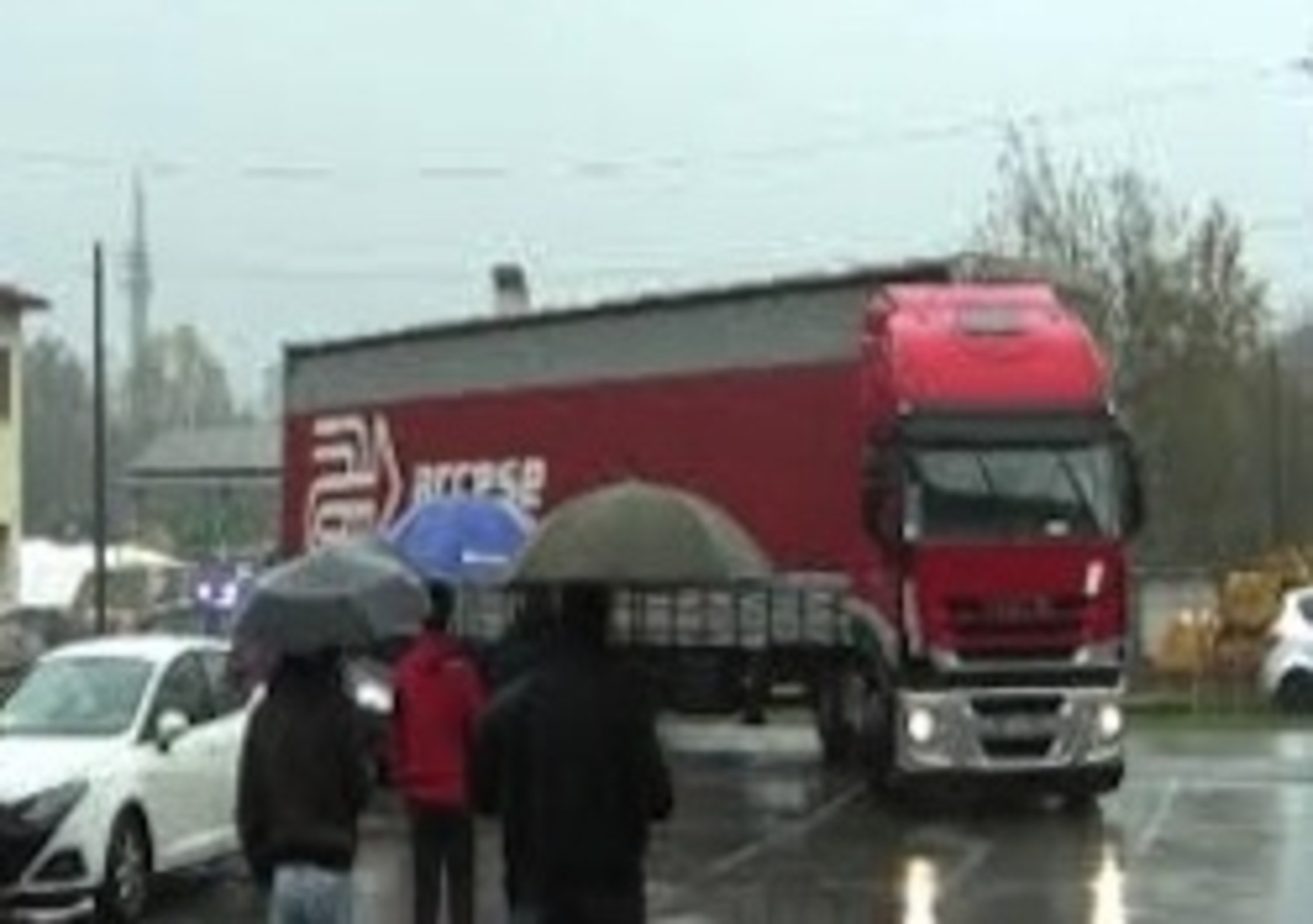 I lavoratori Husqvarna bloccano i camion
