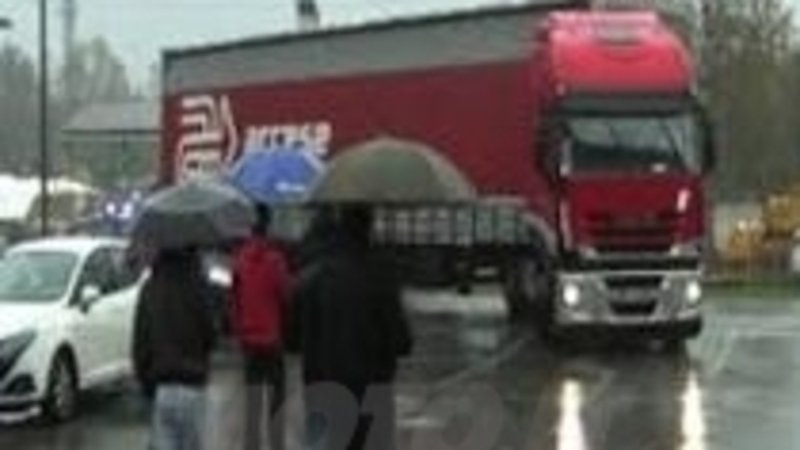 I lavoratori Husqvarna bloccano i camion