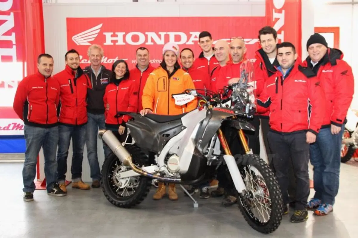 RedMoto consegna la Honda CRF Rally a Laia Sanz (2)