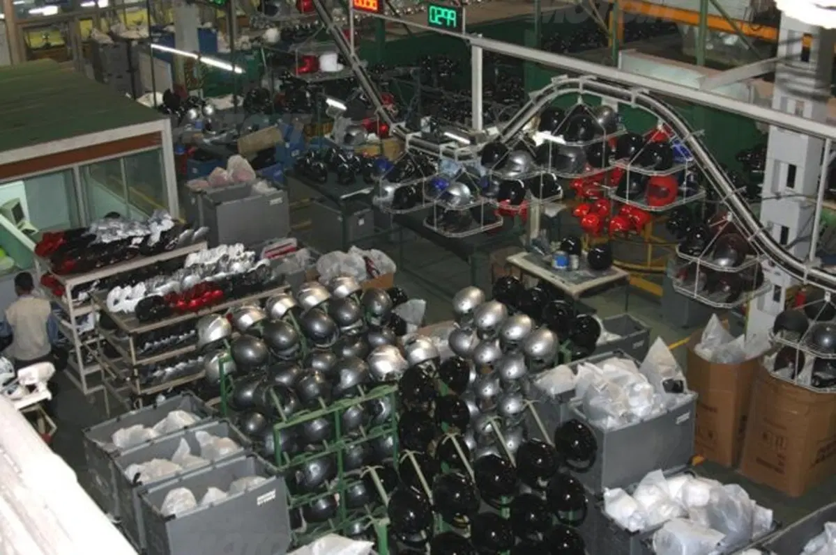 India grande produttore di moto. E di caschi (8)