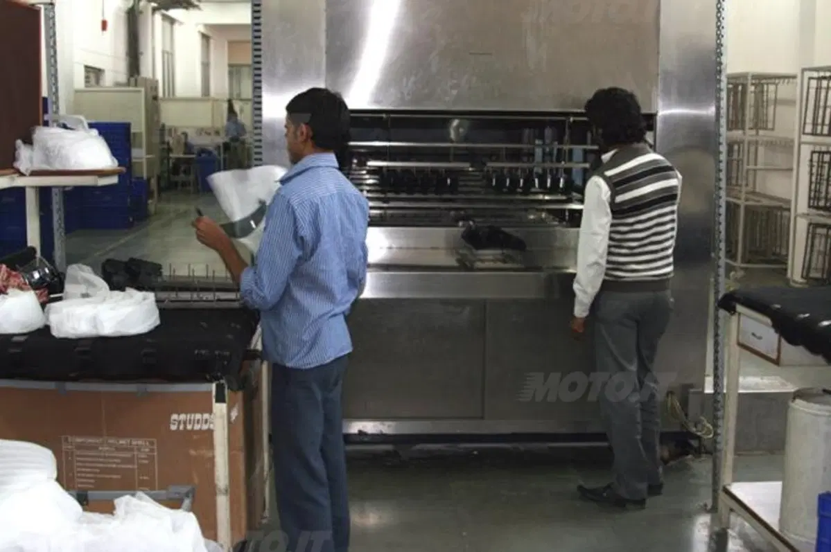 India grande produttore di moto. E di caschi (9)