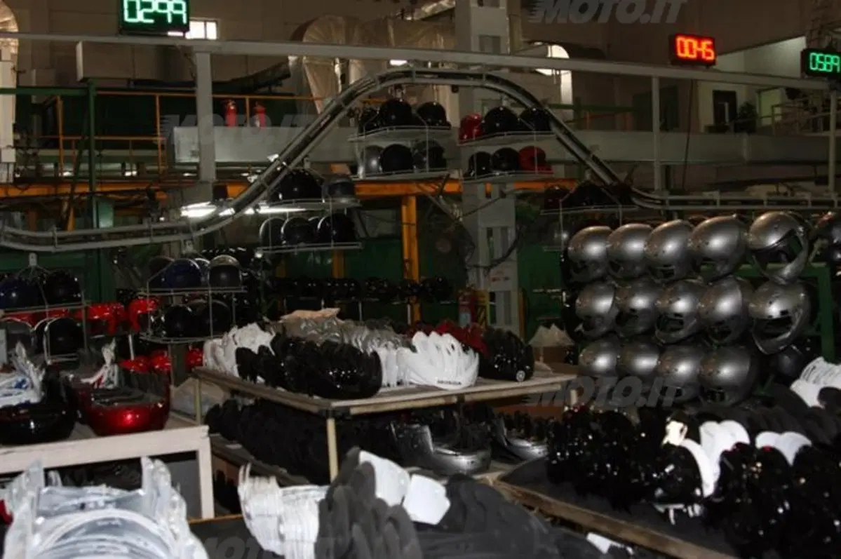 India grande produttore di moto. E di caschi (12)