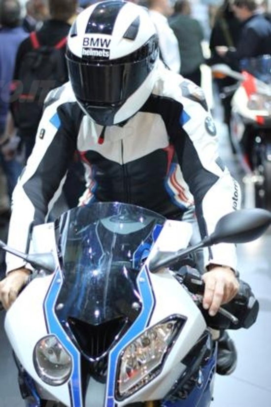 EICMA 2013: Dainese e BMW presentano la tuta DoubleR RaceAir