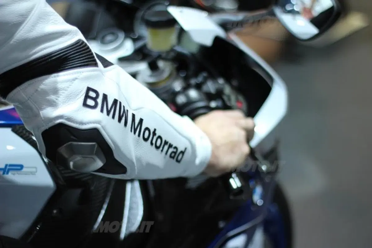 EICMA 2013: Dainese e BMW presentano la tuta DoubleR RaceAir