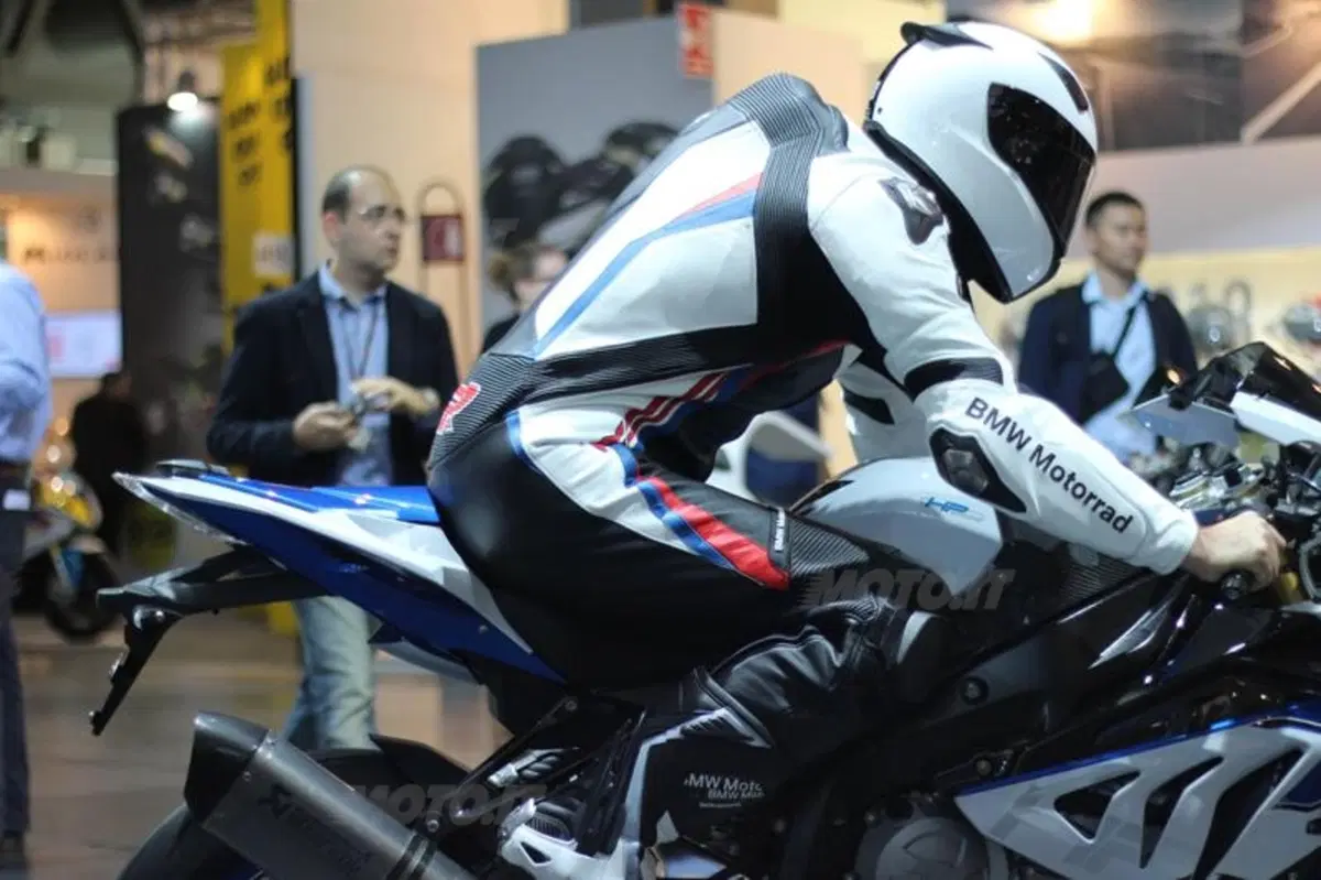 EICMA 2013: Dainese e BMW presentano la tuta DoubleR RaceAir (2)