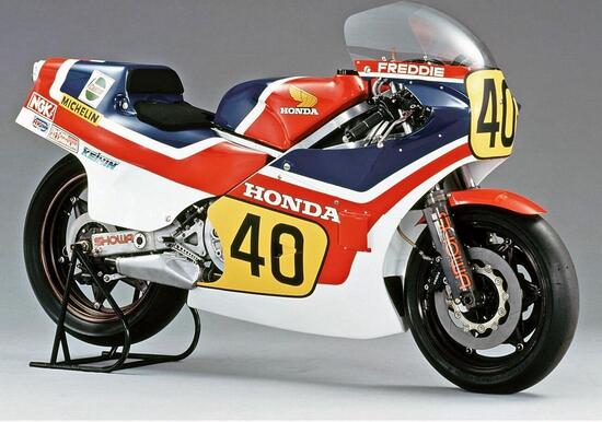 La Honda NS 500 tricilindrica a V ha esordito nel 1982 e ha vinto il mondiale l’anno successivo, quando erogava circa 125 CV. I cilindri avevano cinque travasi e l’ammissione era controllata da grossi pacchi lamellari con petali in fibra