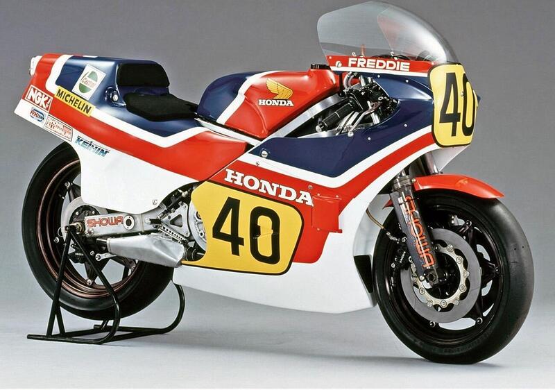 La Honda NS 500 tricilindrica a V ha esordito nel 1982 e ha vinto il mondiale l&rsquo;anno successivo, quando erogava circa 125 CV. I cilindri avevano cinque travasi e l&rsquo;ammissione era controllata da grossi pacchi lamellari con petali in fibra