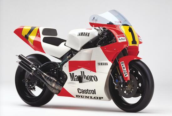 La Yamaha YZR 500 rappresenta al meglio lo stato dell’arte della tecnica da Gran Premio della sua epoca. Il motore aveva quattro cilindri a V e l’alimentazione era controllata da valvole a lamelle collocate centralmente. Questa è la versione del 1991 che erogava 165 cavalli a 11750 giri/min