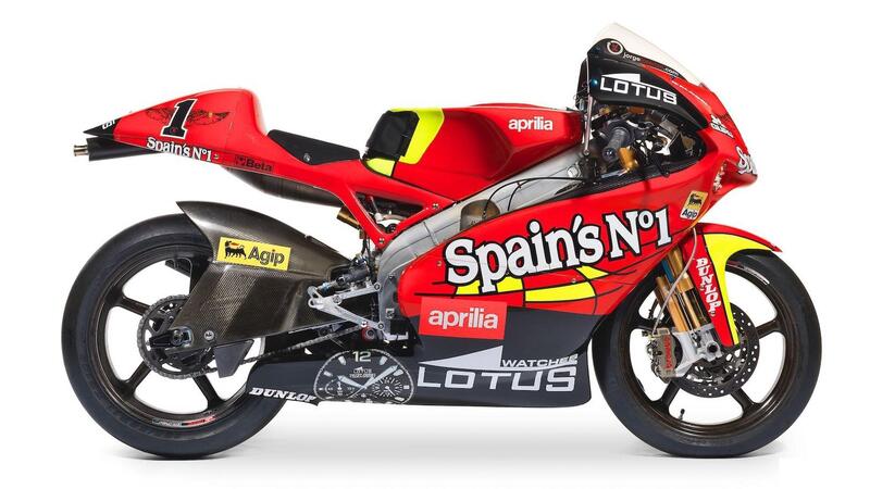 L&rsquo;Aprilia 250 bicilindrica con ammissione a disco rotante ha conquistato dieci mondiali, dei quali uno col marchio Gilera. Al termine dell&rsquo;evoluzione pare che il suo motore sia arrivato ad erogare circa 100 CV (la potenza specifica ha quindi raggiunto i 400 CV/litro). Questo &egrave; un esemplare del 2007