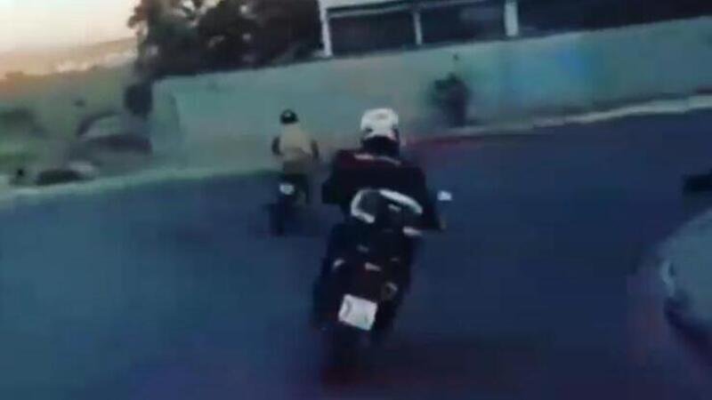 Fuggitivo in scooter vs poliziotto in moto: all&rsquo;arresto ci ha pensato il muro [VIDEO]