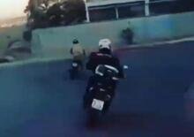 Fuggitivo in scooter vs poliziotto in moto: all’arresto ci ha pensato il muro [VIDEO]