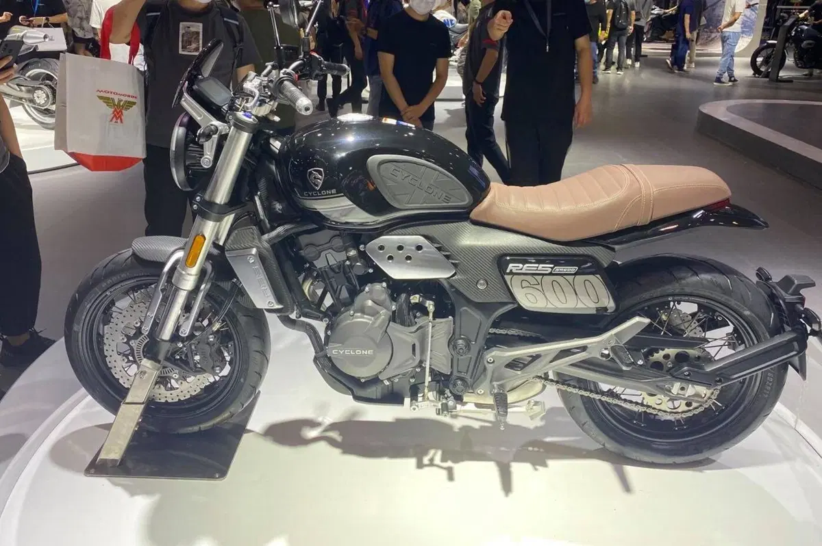 Zongshen - Cyclone RE5. Roadster classica 