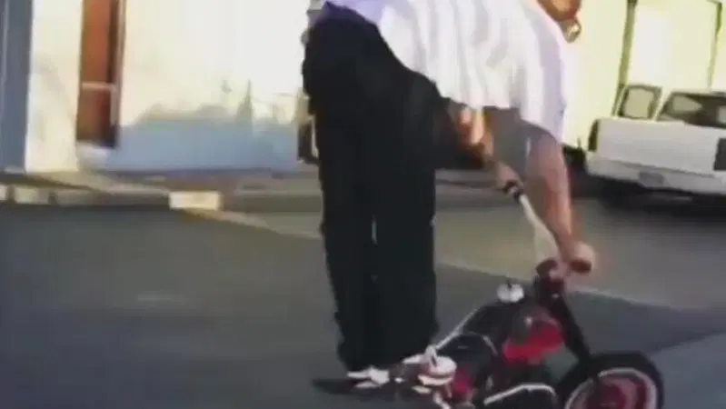 Epic fail: la moto &egrave; mini, ma la capocciata &egrave; maxi [VIDEO CRASH]
