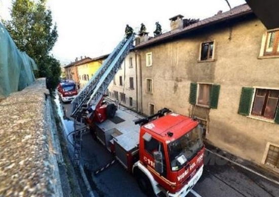 Motociclista eroe salva dalle fiamme madre e figlia