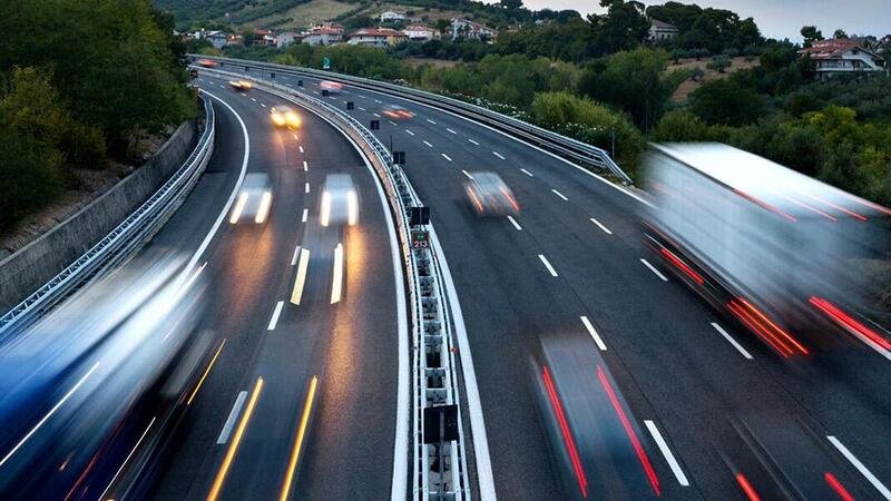 UK, smart motorways e corsie chiuse. Telecamere in funzione e multe immediate