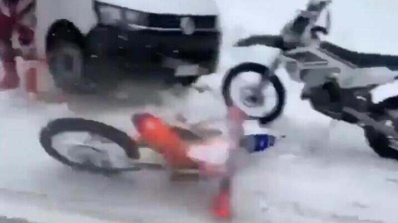 In moto sulla neve: la caduta &egrave; solidale [VIDEO]