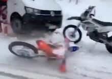 In moto sulla neve: la caduta è solidale [VIDEO]