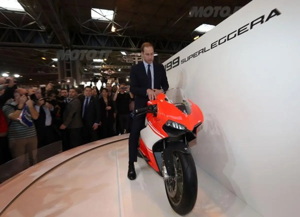 Il Principe William in visita allo stand Ducati (2)