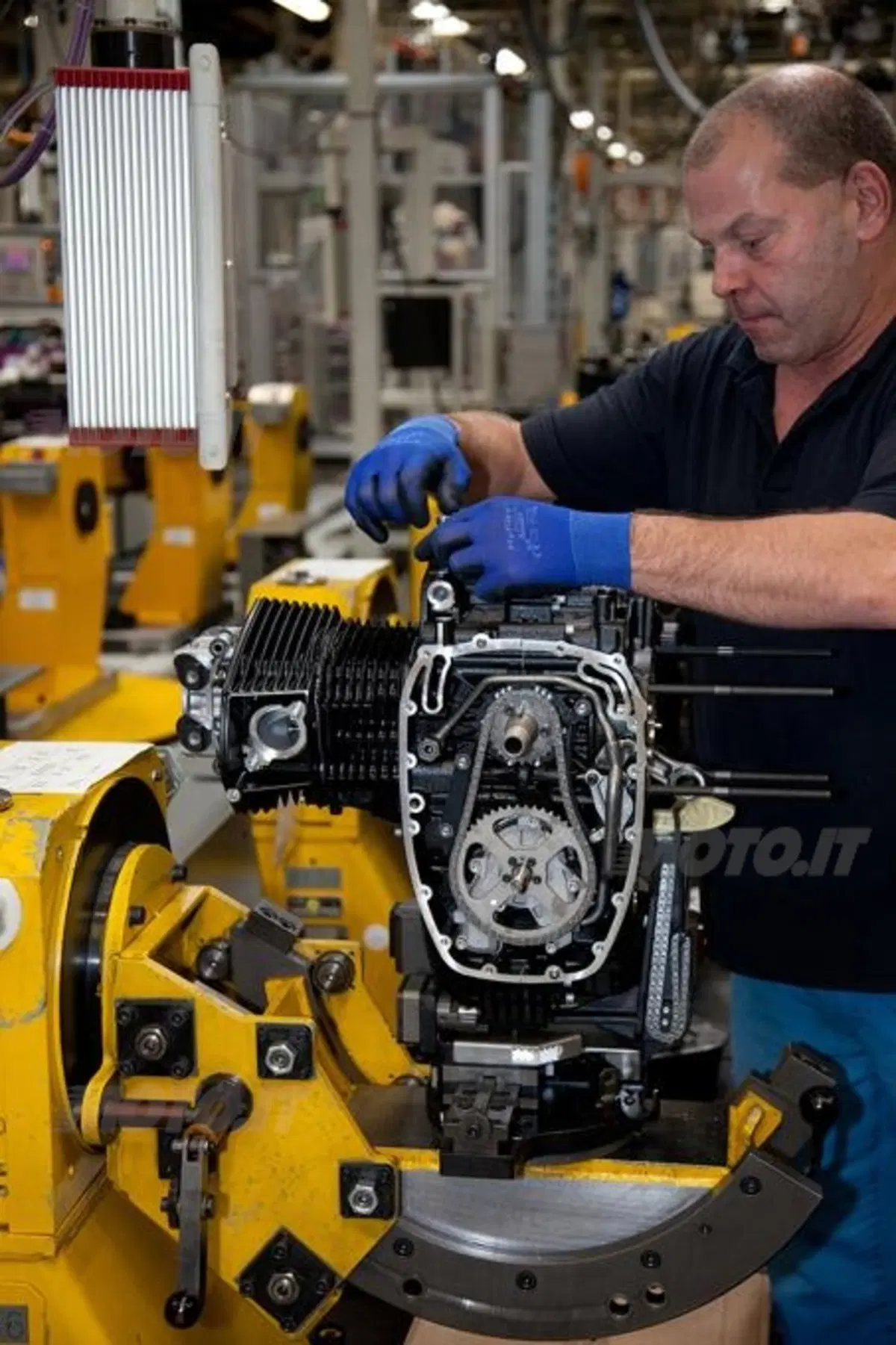 BMW avvia la produzione della R nine T (2)